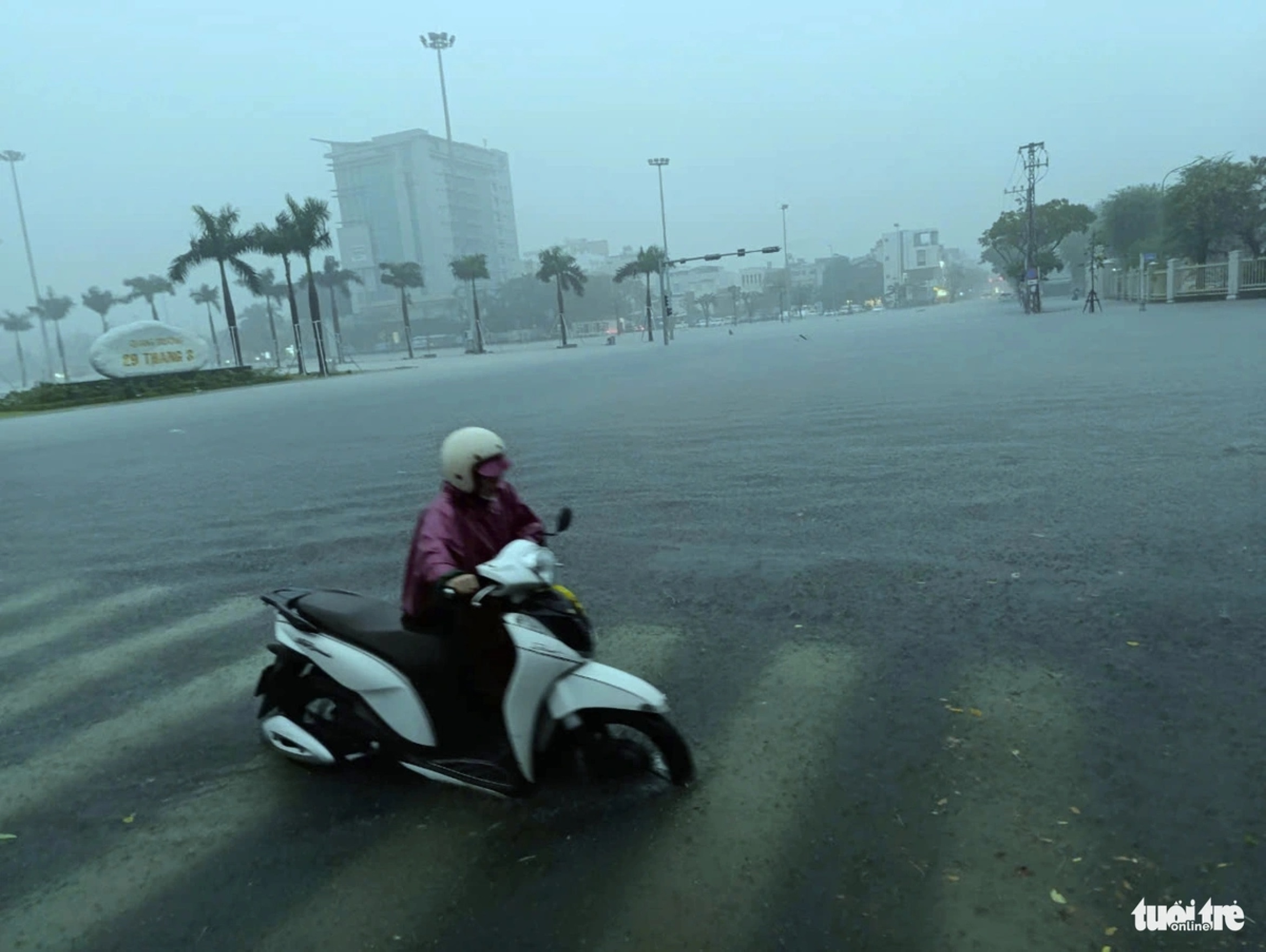 岘港市各乡镇可自行决定让学生停课避雨避洪